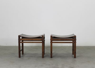 Giuseppe Rivadossi Set of Two Stools in Oak Wood by Officina Rivadossi 1970s Giuseppe Rivadossi Set of Two Stools in Oak Wood by Officina Rivadossi 1970s