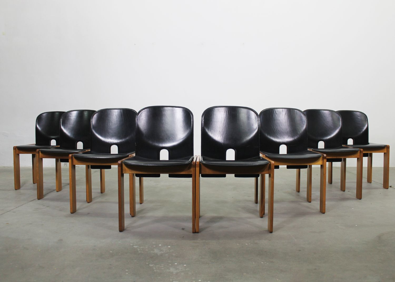 Tobia & Afra Scarpa Set of Eight 121 Chairs in Black Leather by Cassina 1970ca.