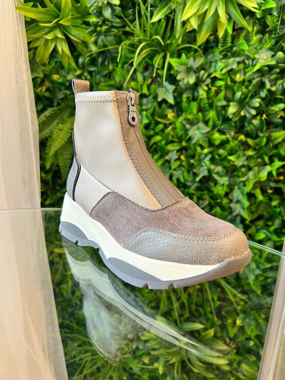Botin deportivo gris