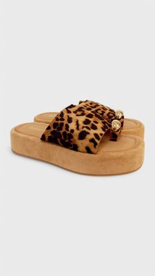 Sandalia lau dedo tachuela leopardo Sandalia lau dedo tachuela leopardo