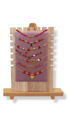 Pulseras corazones y piedras rojas