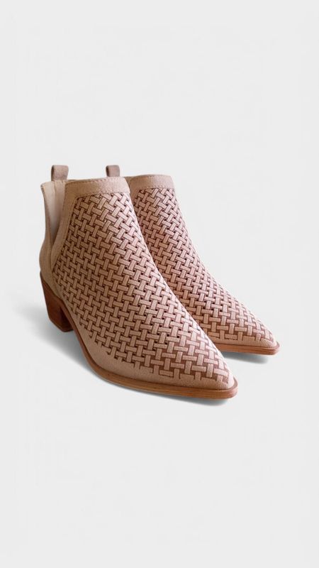 Botin semiabierto entrelazado beige