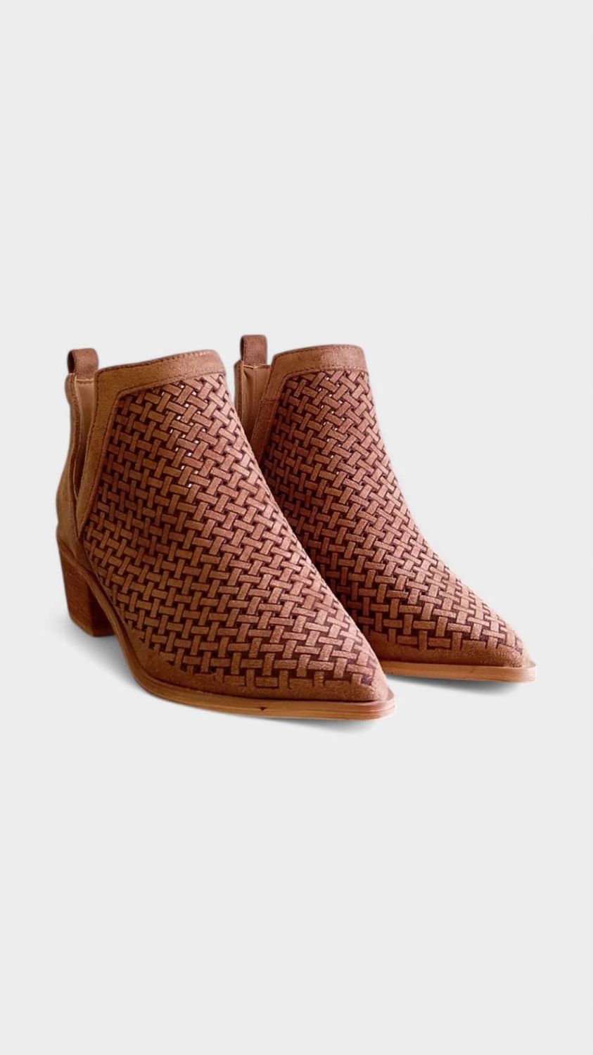 Botin semiabierto entrelazado camel