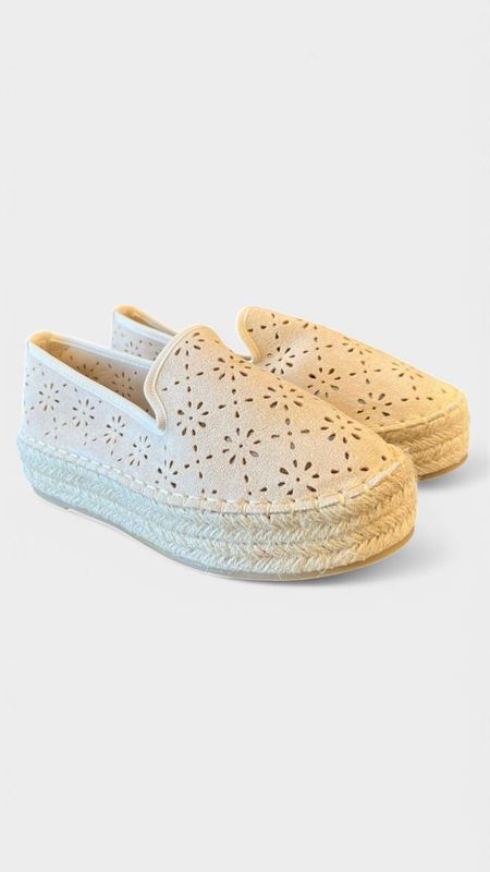 Alpargata florecitas beige