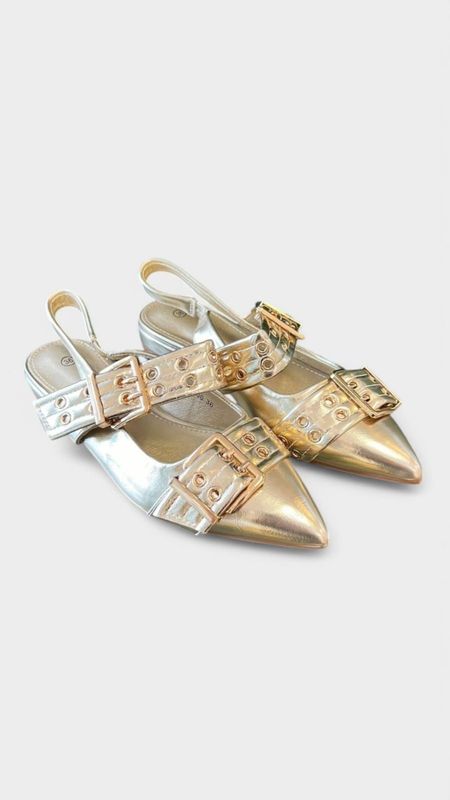 Zapato plano tiras hebillas dorado