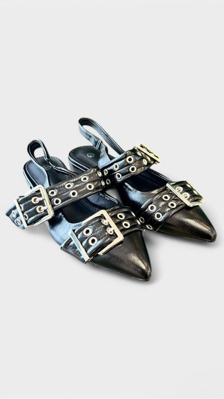 Zapato plano tiras hebillas negro