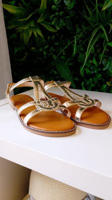 Sandalia nudo dorado