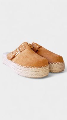 Zueco destalonado tachuela camel