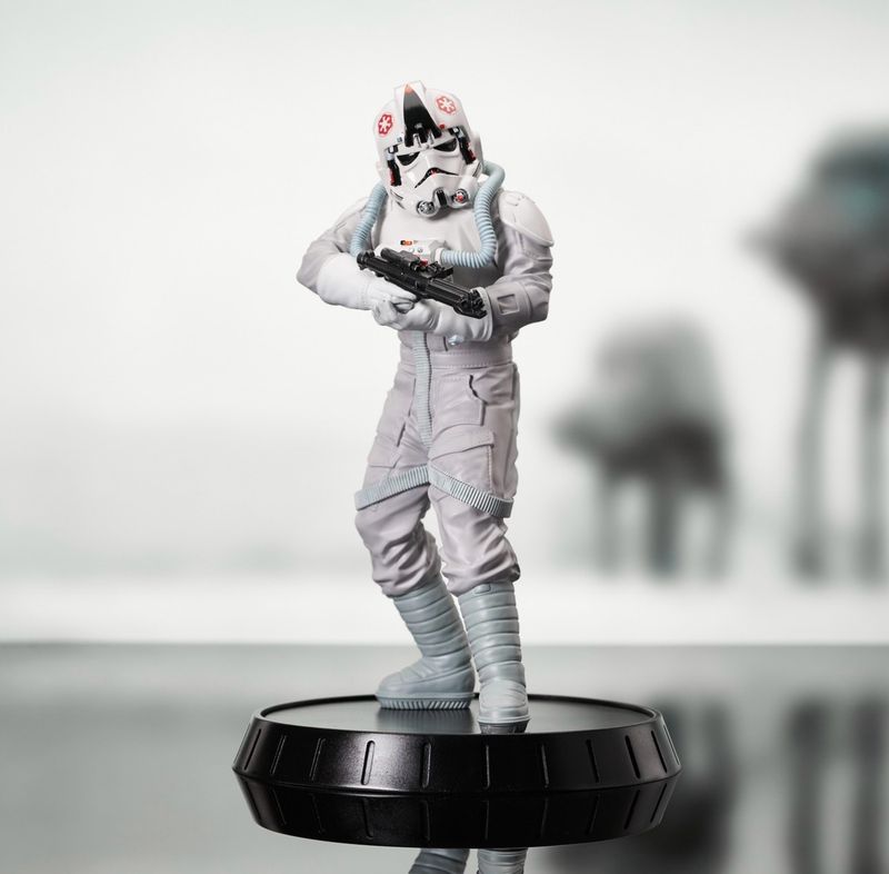 PRE ORDER PREPAYMENT €25,00 Star Wars Gentle Giant Milestones Statue AT-AT Pilot 30cm