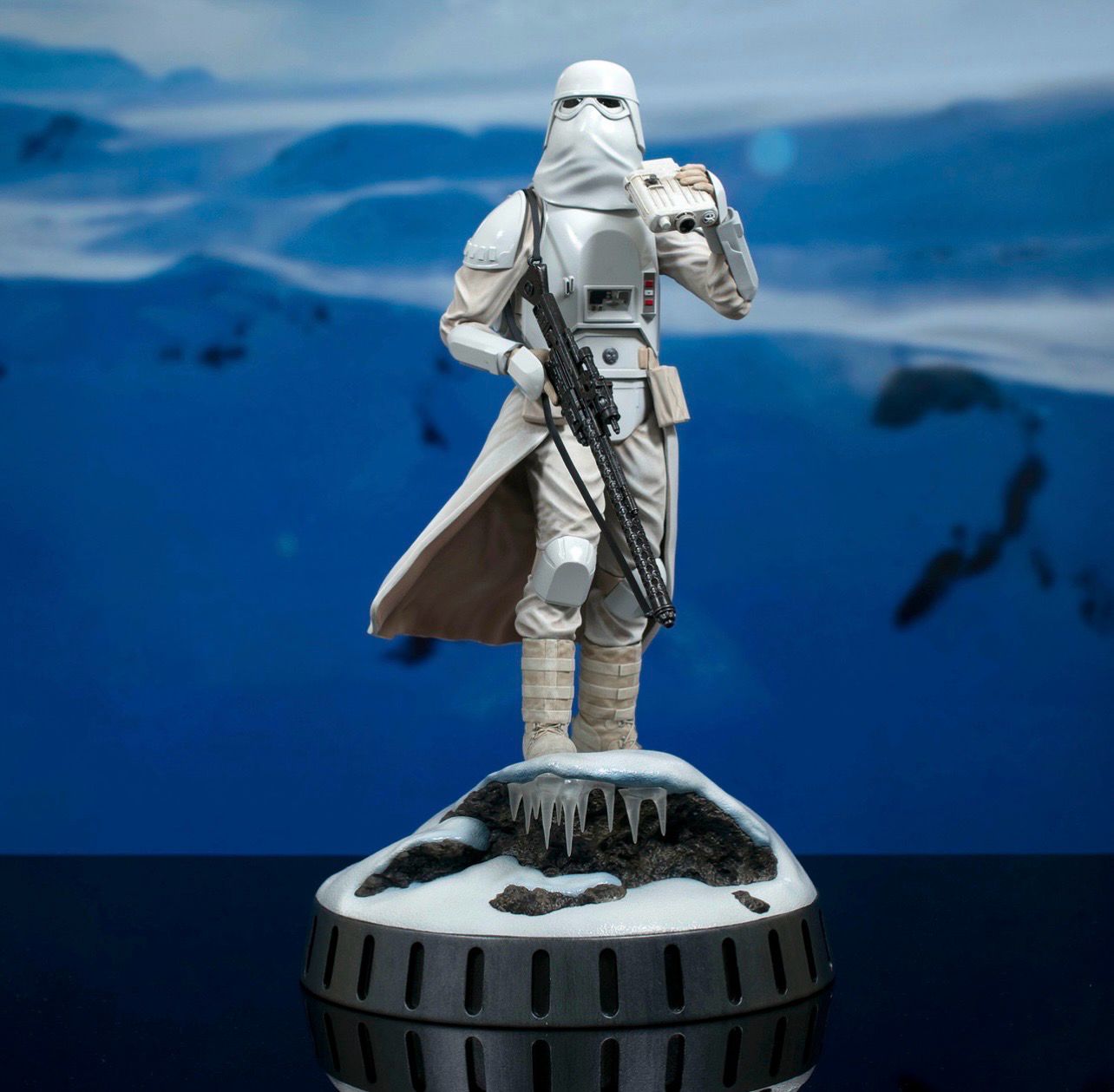 PRE ORDER PREPAYMENT €35,00 Star Wars Gentle Giant Milestones Statue Snowtrooper 1/6 scale 33 cm