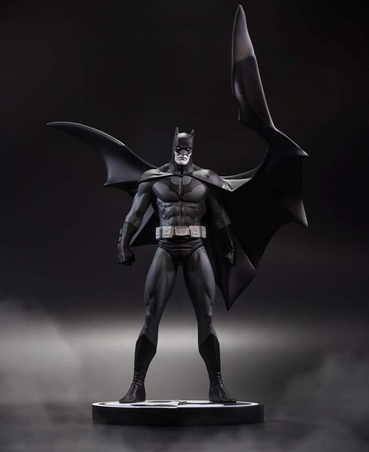 Batman Black & White Statue 27 cm by Jorge Jiminez DC Direct