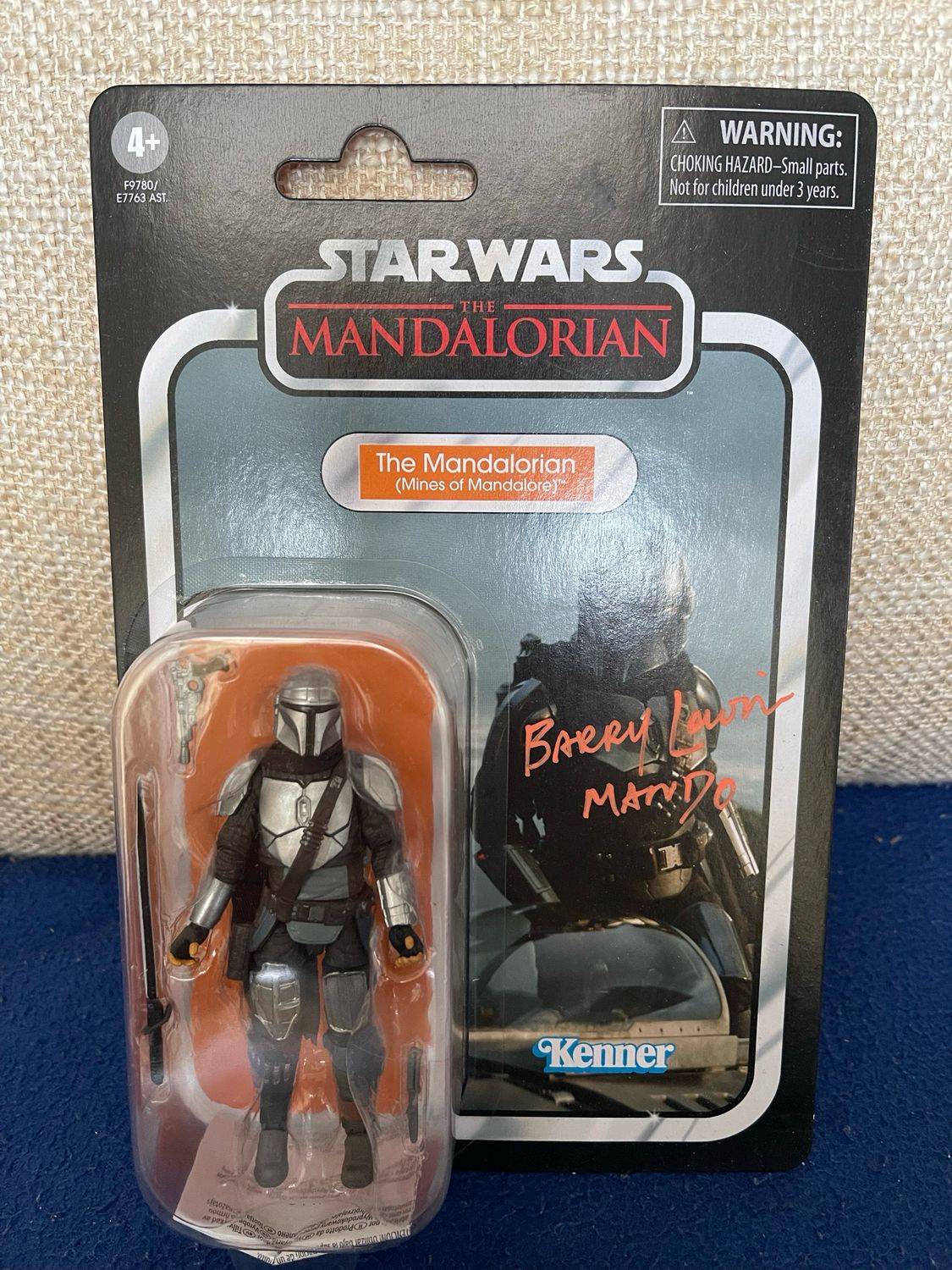 Star Wars The 3’75” Vintage Collection VC312 The Mandalorian incl. signature of Barry Lowin incl. Protective Case