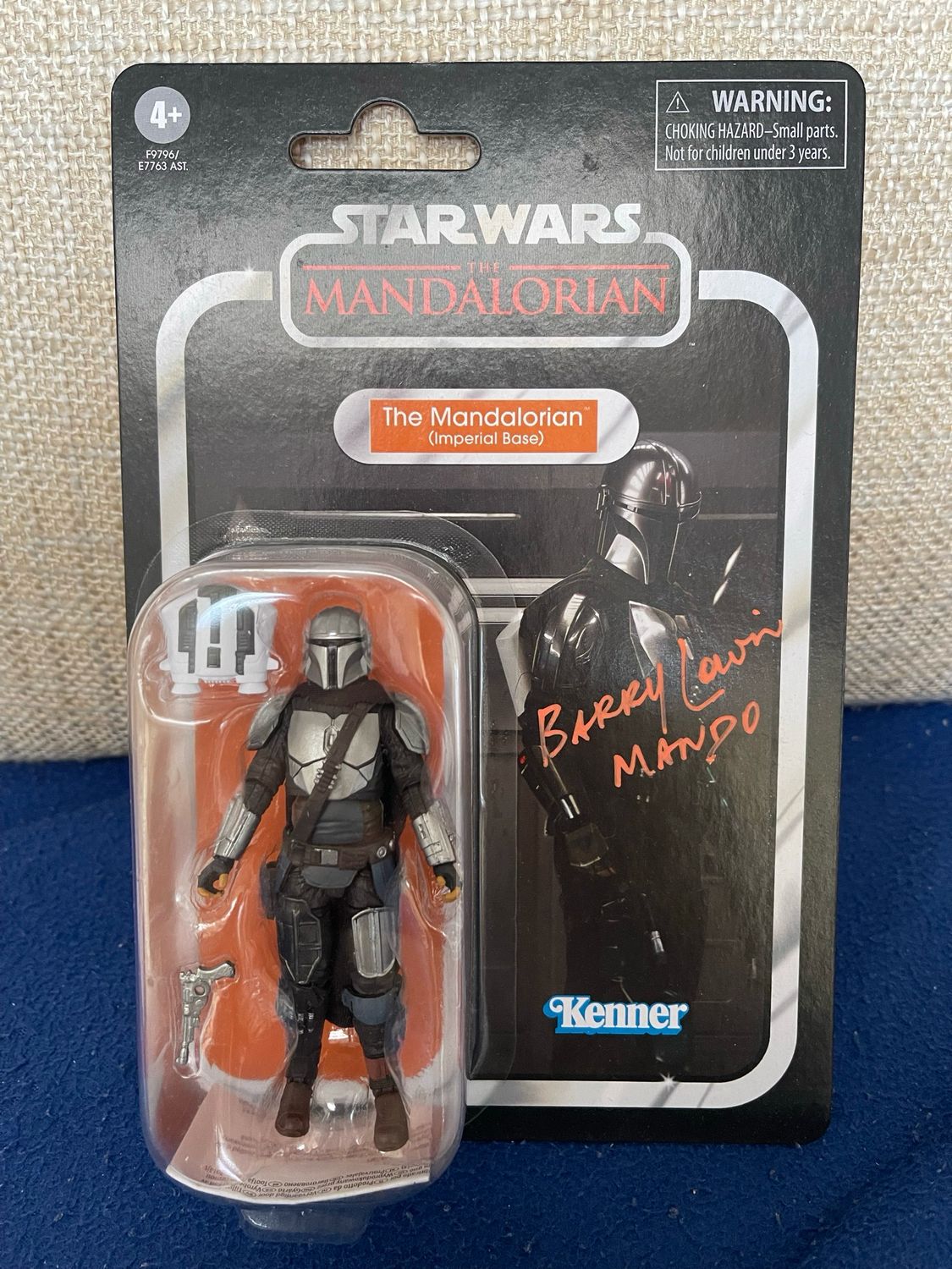 Star Wars The 3’75” Vintage Collection VC312A The Mandalorian (Imperial Base) Incl Signature of Barry Lowin incl Protective Case