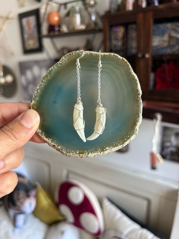 Dangle Coyote Fangs