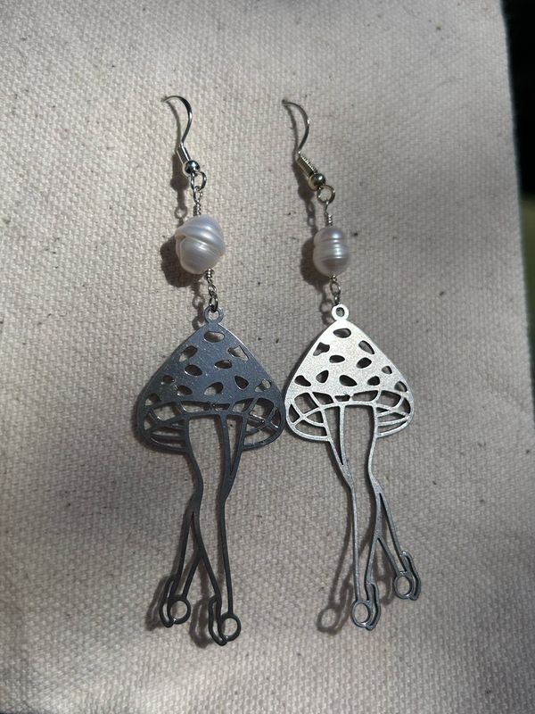 Pearly Mushroom Lady