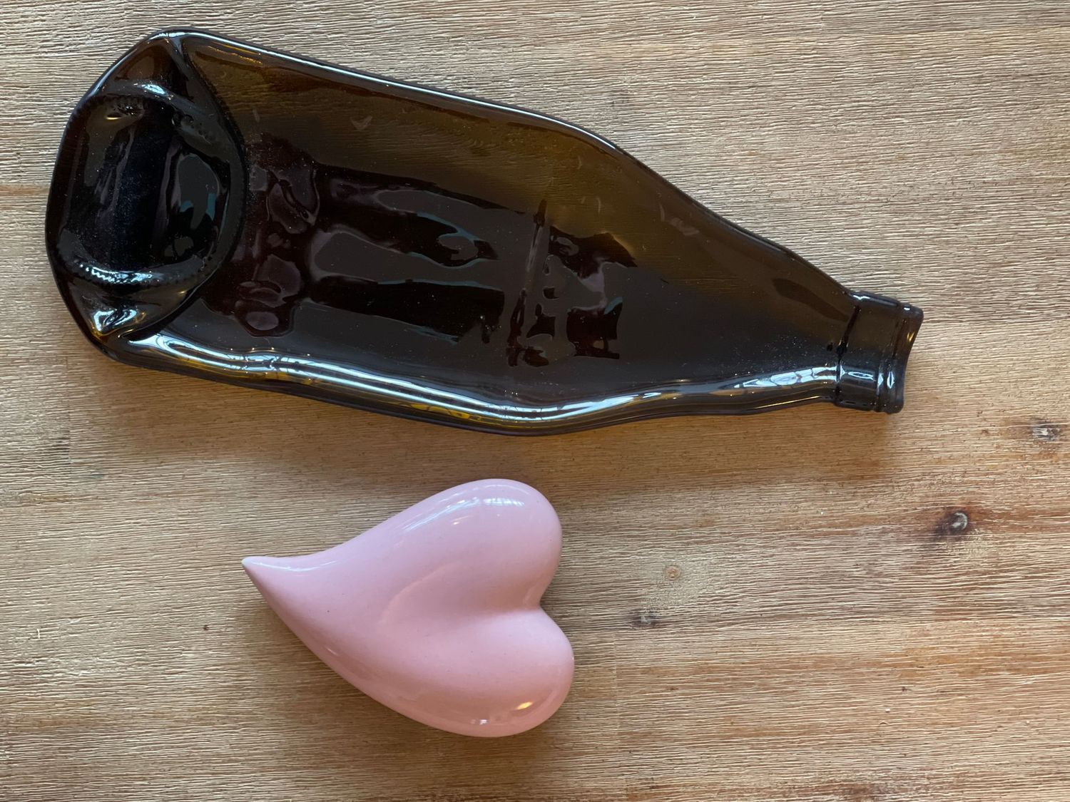Braune Flasche als leichte Schale