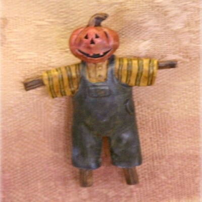  TN093 Scarecrow Pin