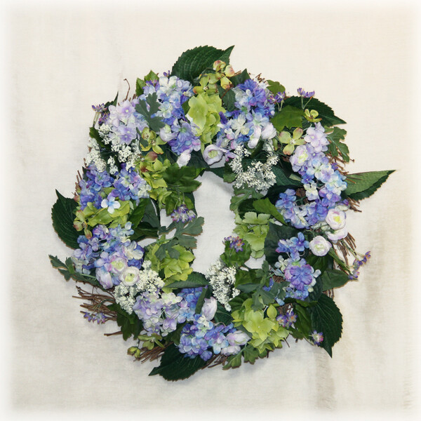 1B889 Blue Hydrangea Ranunculus Wreath