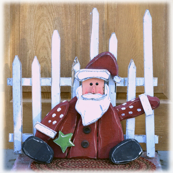 XW002 Sitting Santa by Picket Fence