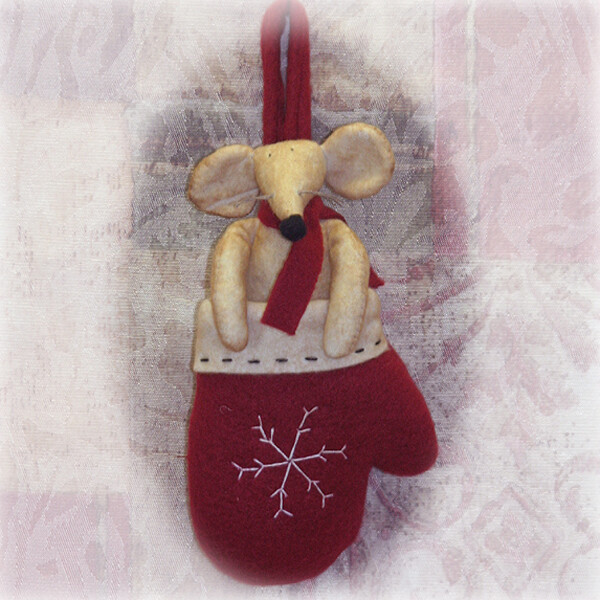 XR138M Wee Mousie in Mitten