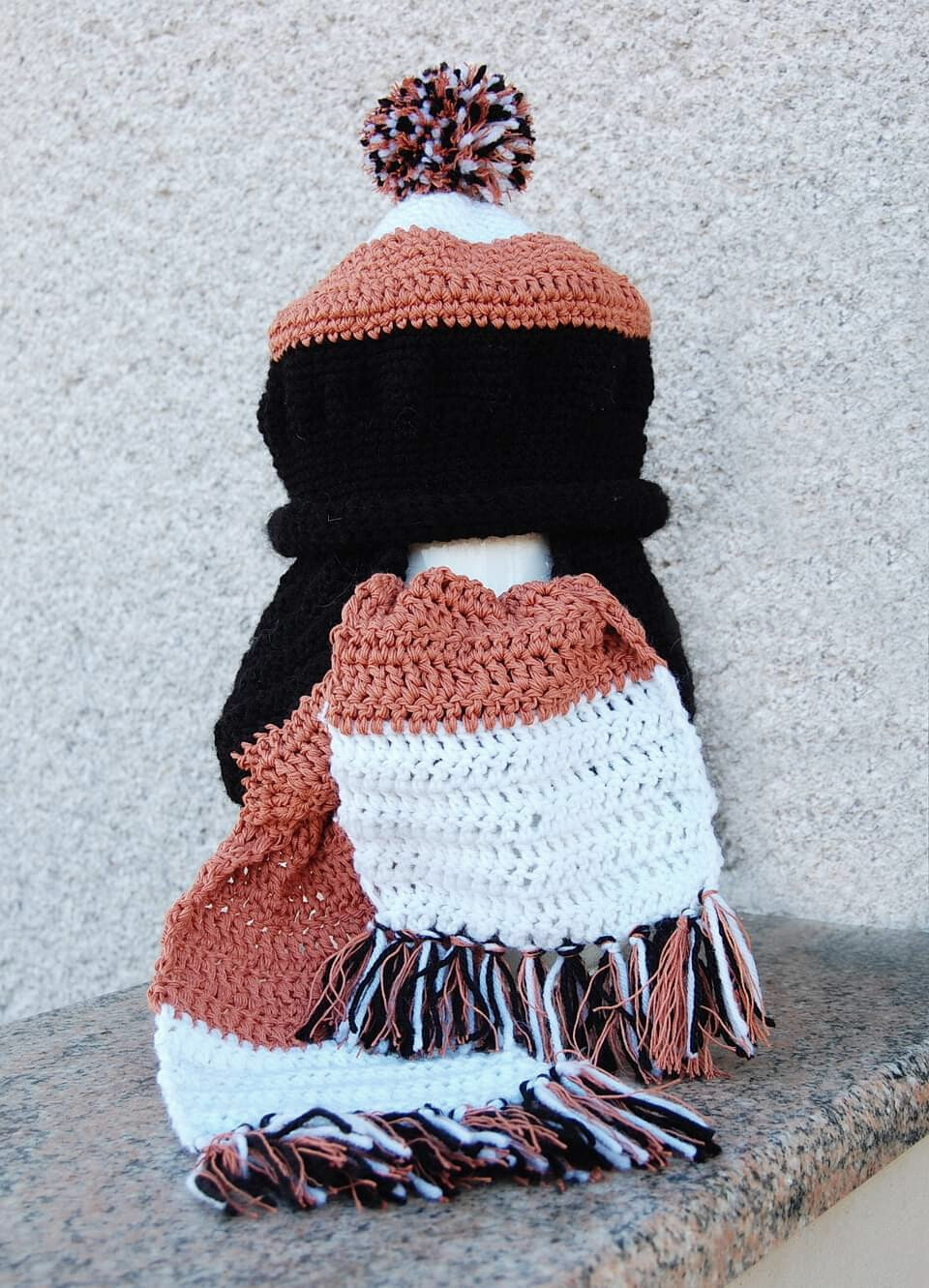 D`CHROCHETED Bernese scarf and hat / handmade