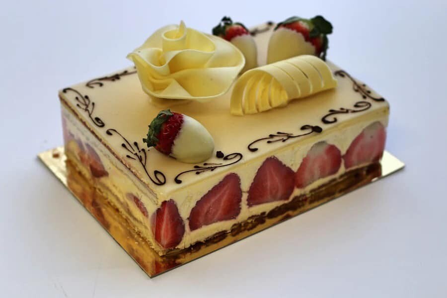 French Fraisier Cake (8-10 people)