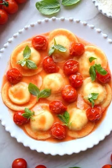 Jumbo Round Tomato, Basil & Mozzarella Ravioli Package 12-Count 13 oz (368g) Jumbo Round Tomato, Basil & Mozzarella Ravioli Package 12-Count 13 oz (368g)