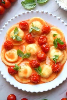 Jumbo Round Tomato, Basil &amp; Mozzarella Ravioli Package 12-Count 13 oz (368g)