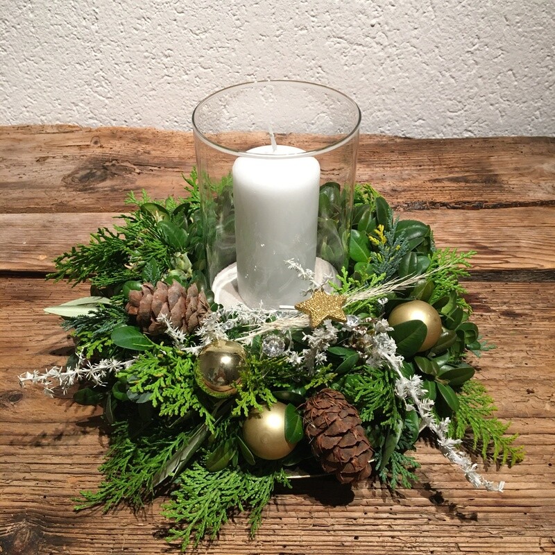 gesteckter Kranz mit Windlicht gesteckter Kranz mit Windlicht