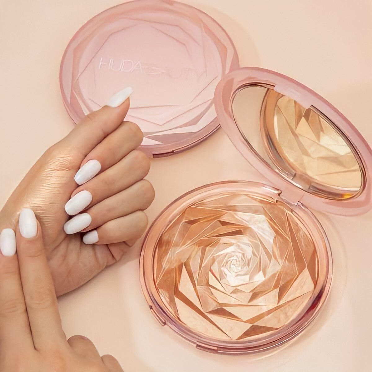 ILUMINADOR HUDA BEAUTY