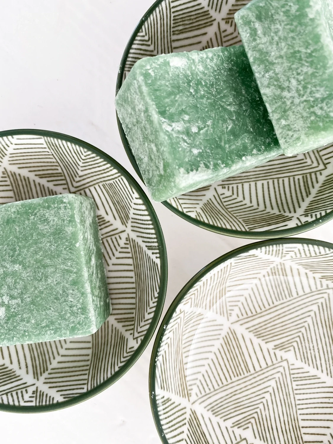 schaaltje groene streepjes