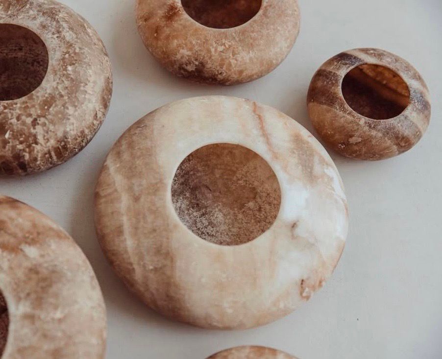 Alabaster theelichthouder frisbee bruin