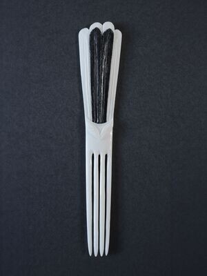 AB50 Hand Carved Huia Feather Bone Heru (comb)