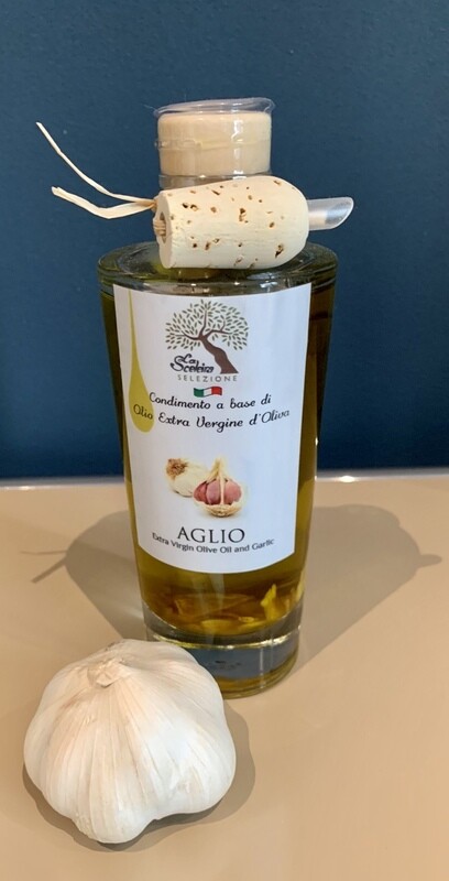 Olio Extra Vergine di Oliva con Aglio - feinstes Olivenöl mit kräftigem Knoblaucharoma - der Kick für alle Saucen, Knoblauchbutter, Tomatengerichte oder einfach pur, zu frischem Ciabatta Brot genießen Olio Extra Vergine di Oliva con Aglio - feinstes Olivenöl mit kräftigem Knoblaucharoma - der Kick für alle Saucen, Knoblauchbutter, Tomatengerichte oder einfach pur, zu frischem Ciabatta Brot genießen