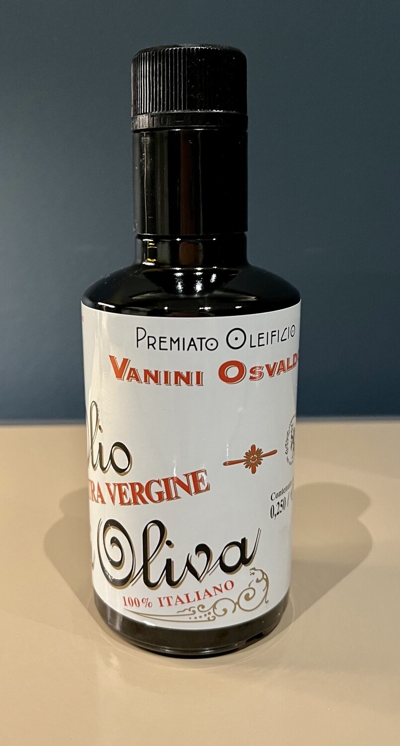 Osvaldo VANINI Olivenöl 0,5 Liter Ein Olivenöl der Extraklasse! Kaltgepresst, extra-vergine, säurearm. Seit mehr als sechs Generationen produziert die Familie VANINI dieses köstliche Olivenöl! Osvaldo VANINI Olivenöl 0,5 Liter Ein Olivenöl der Extraklasse! Kaltgepresst, extra-vergine, säurearm. Seit mehr als sechs Generationen produziert die Familie VANINI dieses köstliche Olivenöl!