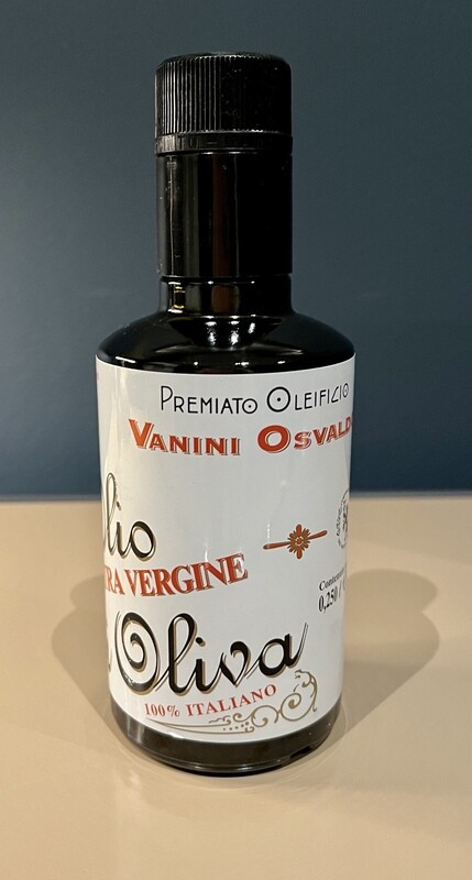Osvaldo VANINI Olivenöl 0,5 Liter Ein Olivenöl der Extraklasse! Kaltgepresst, extra-vergine, säurearm. Seit mehr als sechs Generationen produziert die Familie VANINI dieses köstliche Olivenöl!