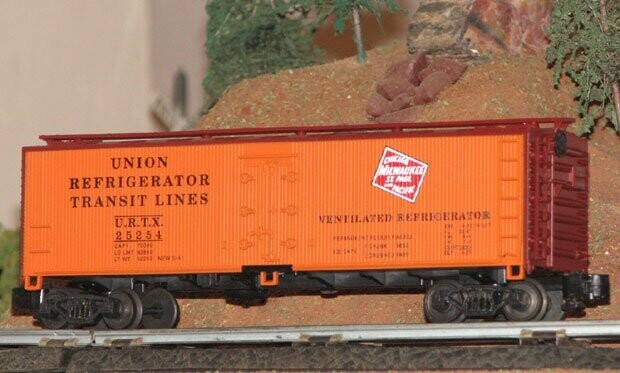 WOOD-SIDED REEFER #25253; C.M.StP&P (Milwaukee Road); Crown Models; new; boxed; Highrail  (25th Anniv. S-Fest car)