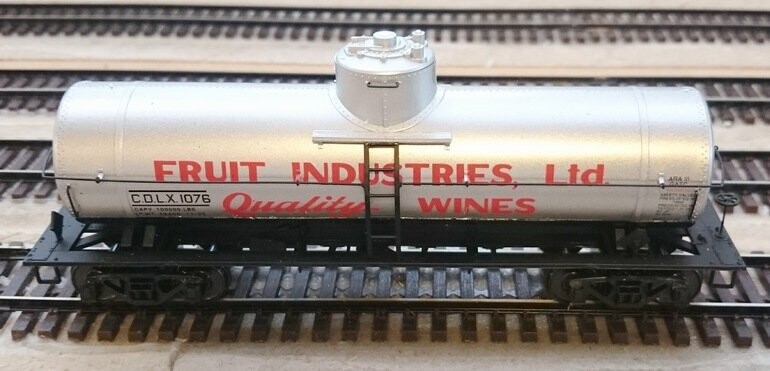 FRUIT IND. TANKER #1072 SCALE