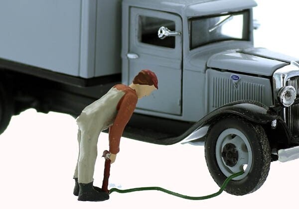 PUMPING UP TIRES set, painted; MTS-FS456P