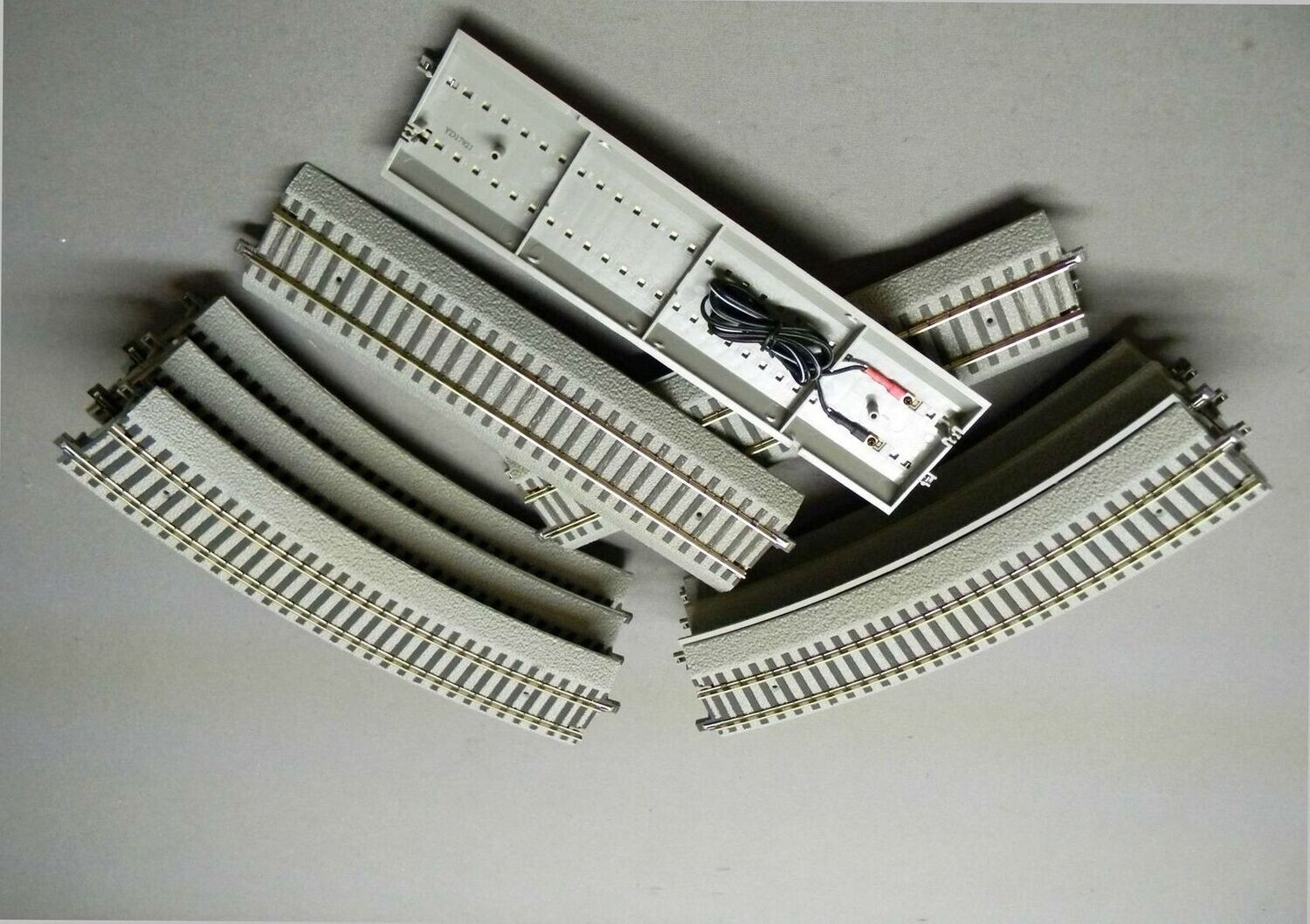 LIONEL / AM FLYER FASTRACK with roadbed; Starter Set; 12 R27 curves, 1 terminal section, & 3  10" straights; new