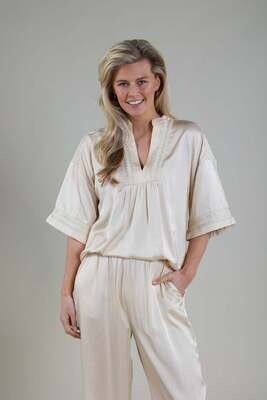 Nukus Nina Top Vneck Silky, Light Sand