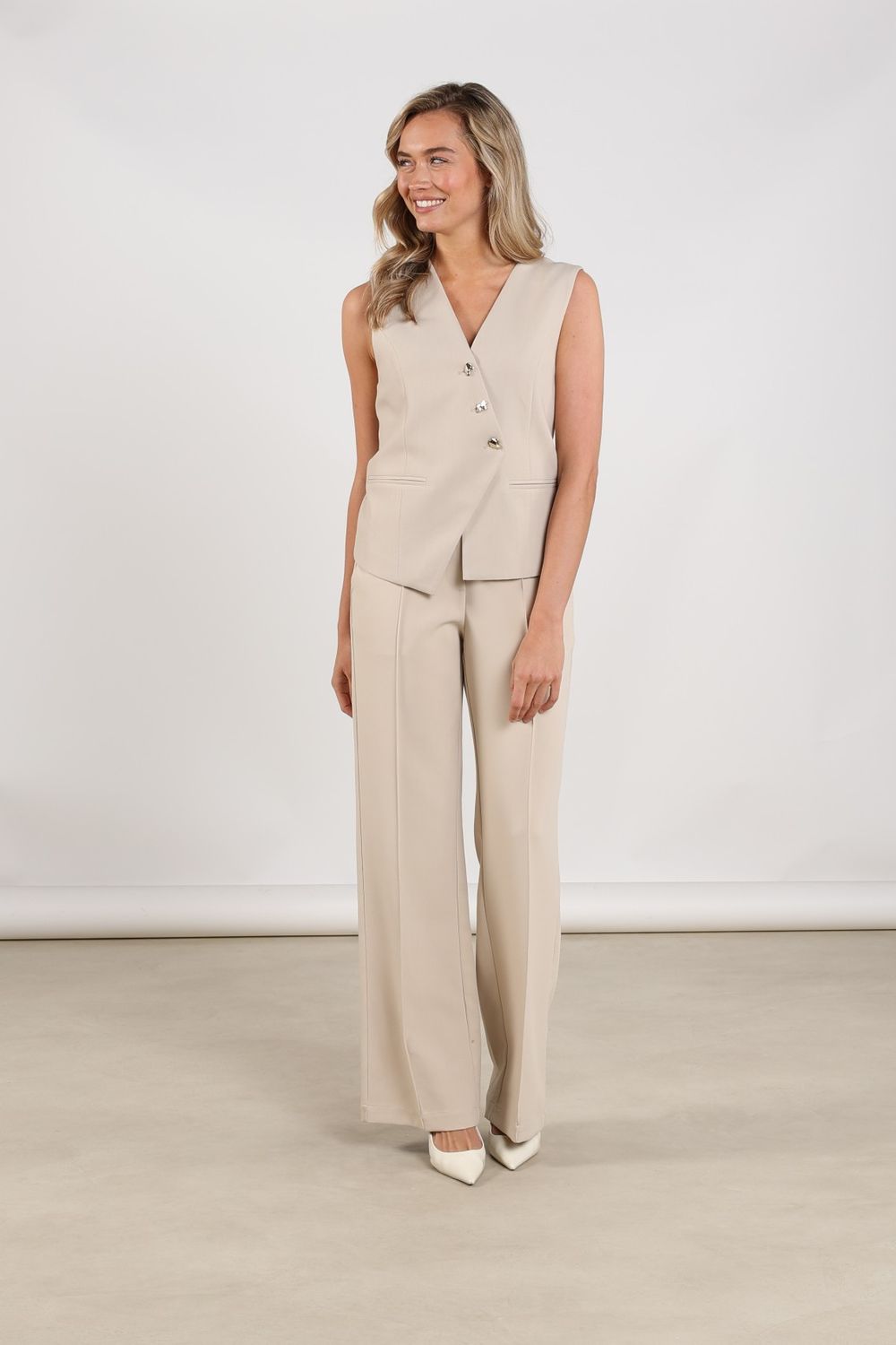 Nukus Julia Gilet, Sand