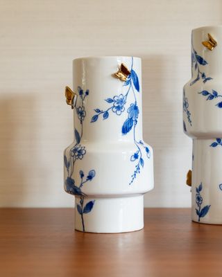 Heinen Vaas Cilinder 3D Vlinders - Vlindergoud - Keramiek - 21 cm, delfts blauw