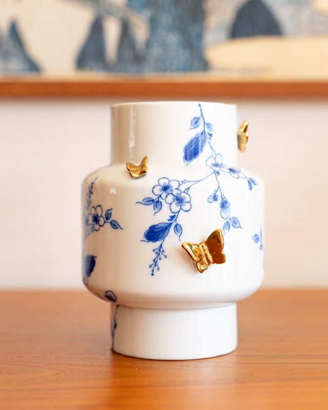 Heinen Vaas Cilinder 3D Vlinders - Vlindergoud - Keramiek - 17 cm, delfts blauw