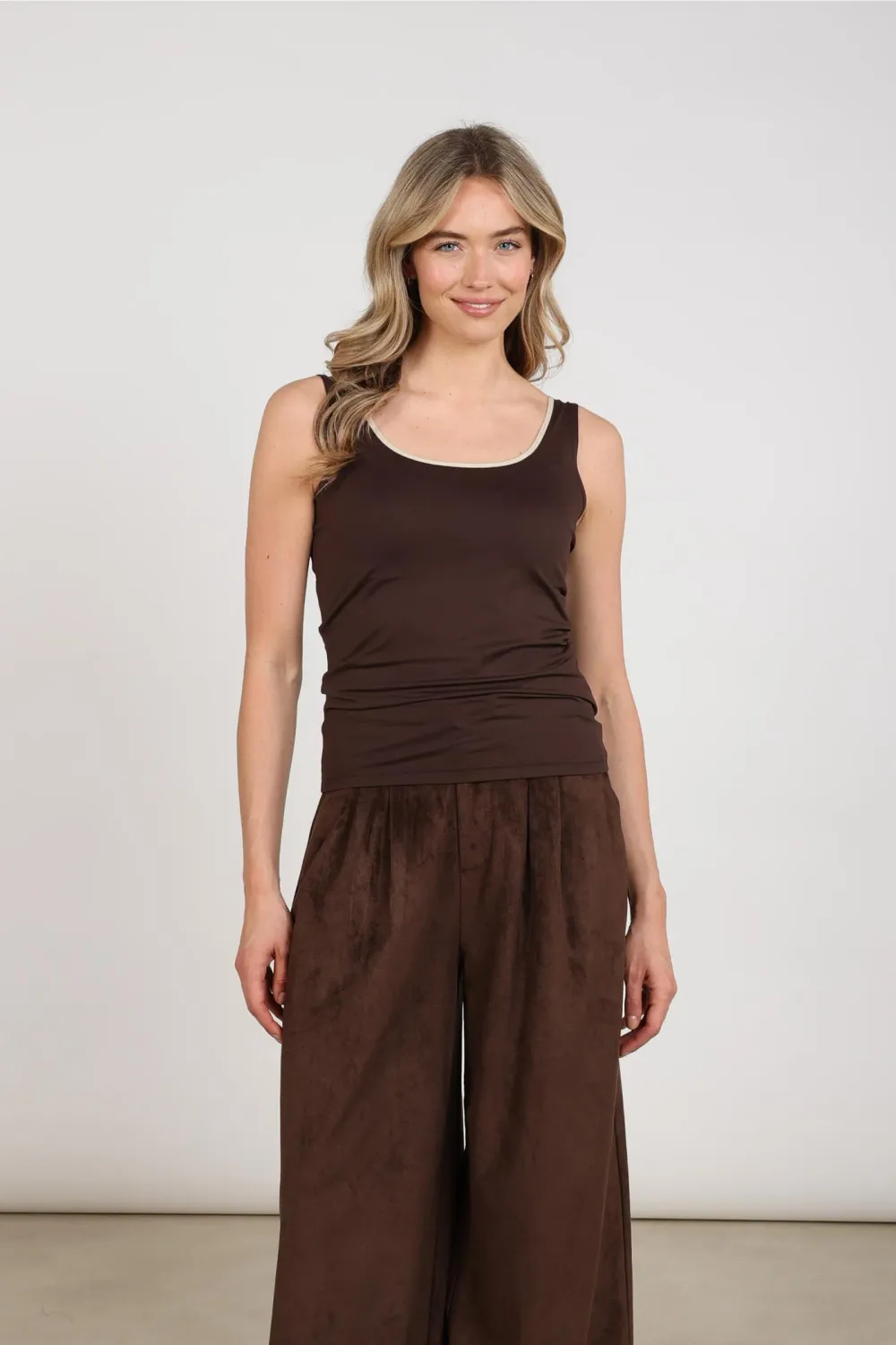 Nukus Juba Singlet, Dark Chocolate/Gold