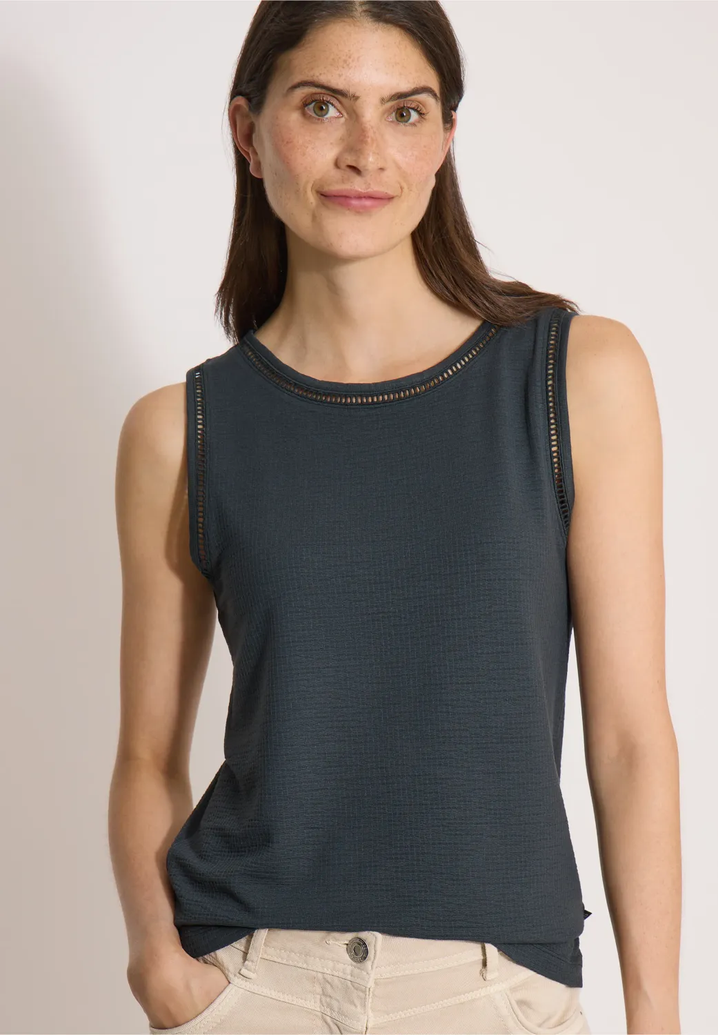 Cecil Top met boothals en kanten details, palm breeze green