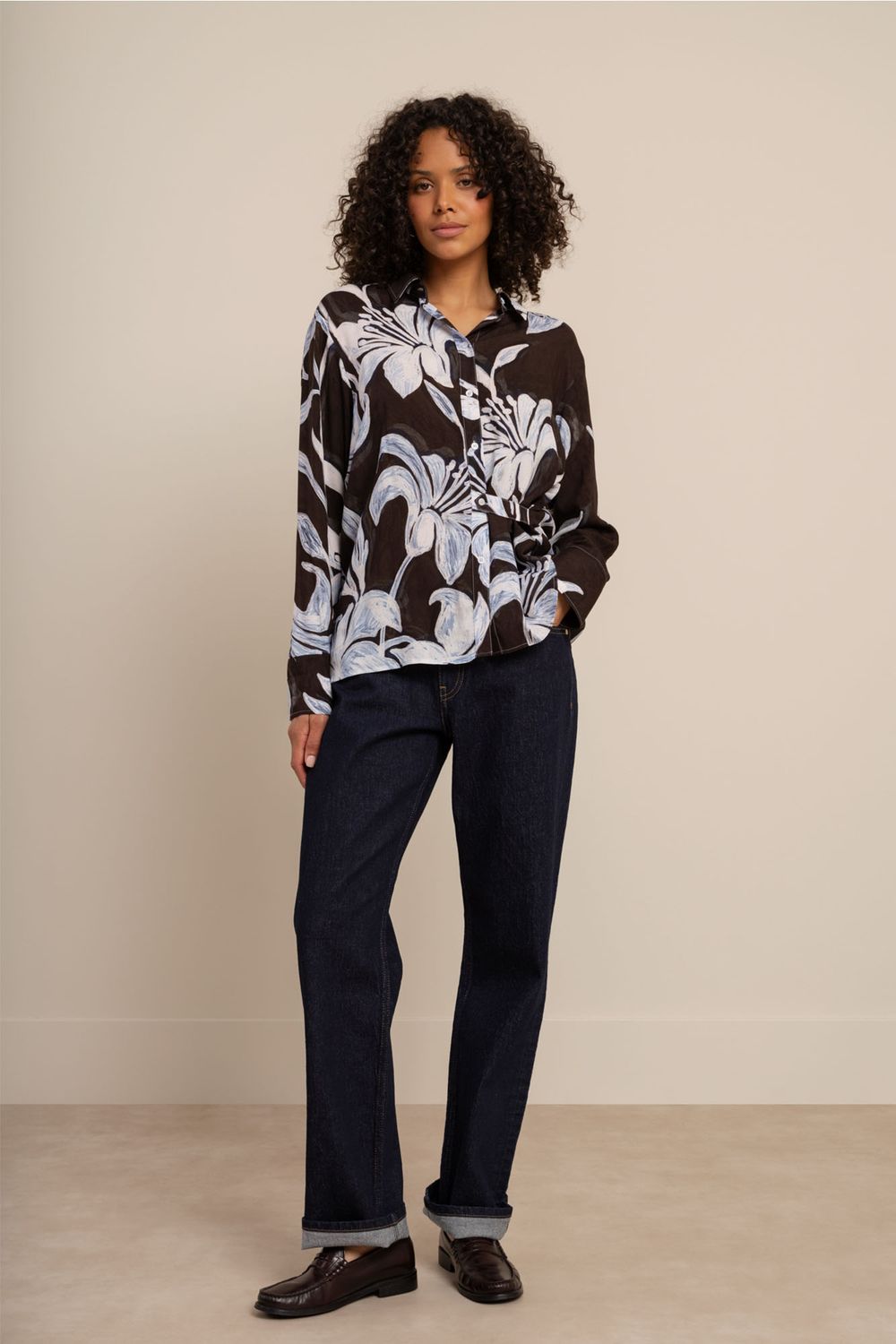 Studio Anneloes Aylin satin flower blouse, sky blue/espresso Studio Anneloes Aylin satin flower blouse, sky blue/espresso