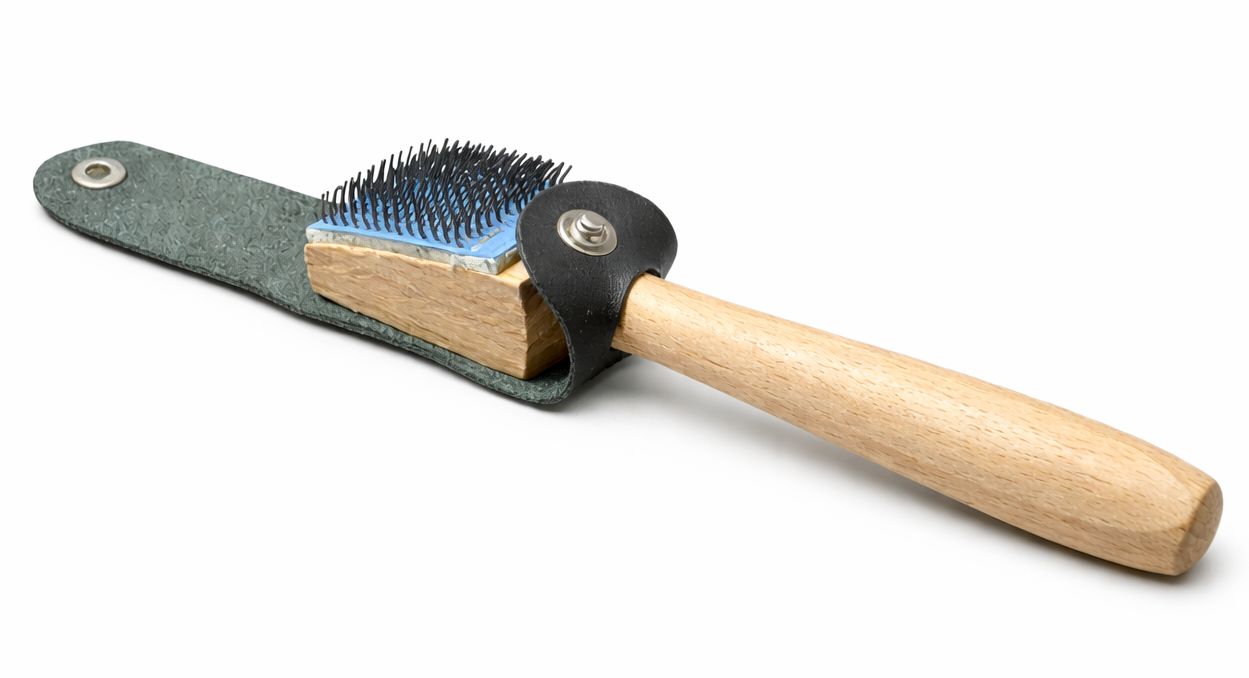 Aufraubürste mit Lederlasche