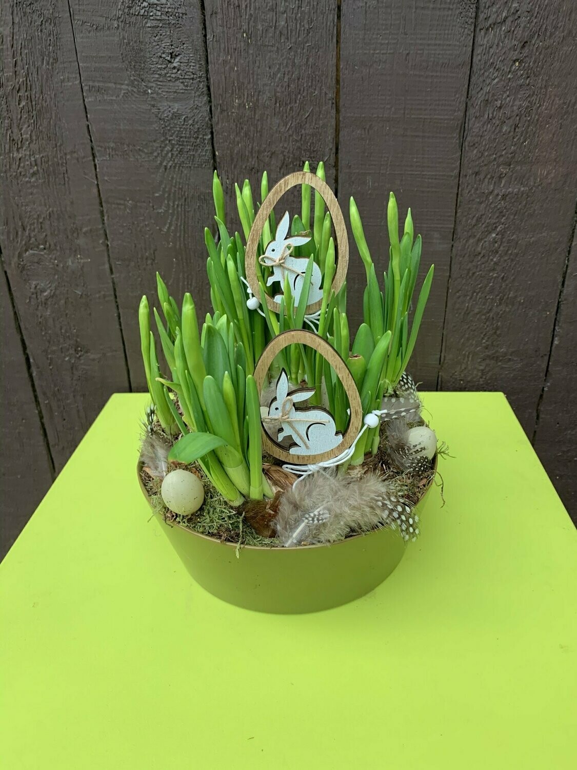 Rond schaaltje met narcissen