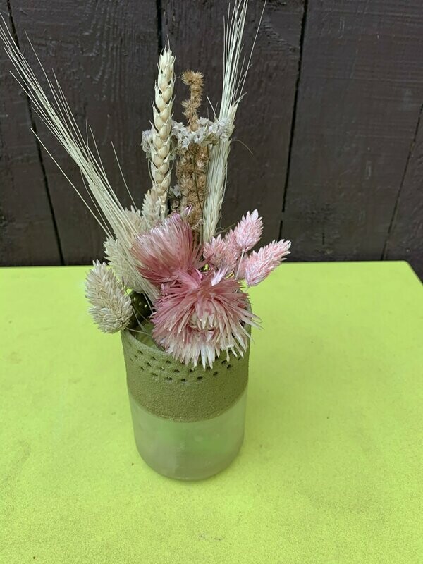 Klein vaasje met droogbloemen